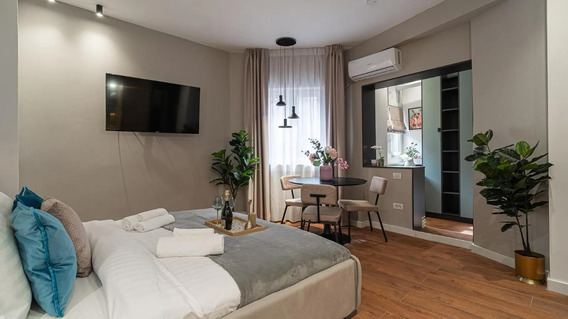 Urban Chic Studios Near Cismigiu & Calea Victoriei Bucharest Apartment